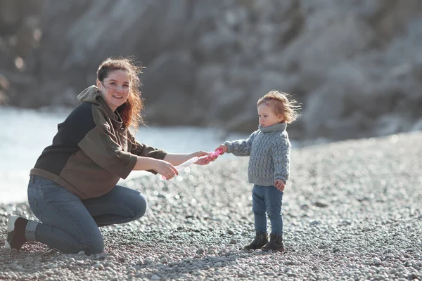 Glückliches Hübsches Mädchen Und Mutter Gehen Entlang Der Küste Vor — Stockfoto