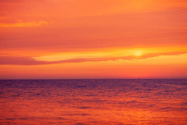 Bellissimo Tramonto Rosso Arancio Sul Mare Cielo Colorato Mare Paesaggio — Foto Stock