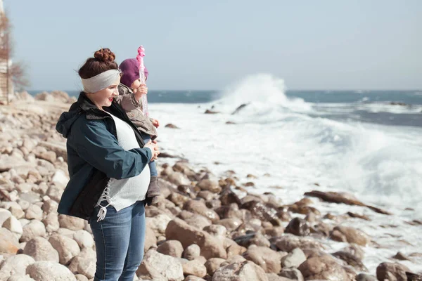 Glückliches Hübsches Mädchen Und Mutter Gehen Entlang Der Küste Vor — Stockfoto