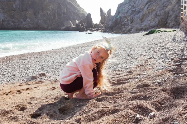 Menina Bonita Feliz Brincando Com Areia Costa Mar Contra Fundo — Fotografia de Stock