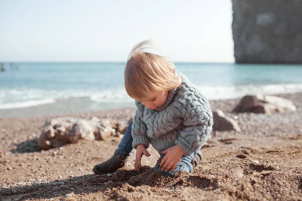 Счастливая Симпатичная Девочка Играющая Песком Морском Побережье Фоне Моря Скал — стоковое фото