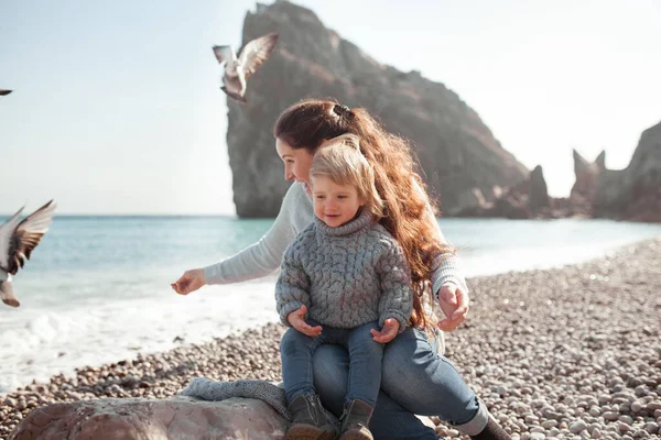 Jolies Jolies Filles Maman Marchent Long Côte Mer Sur Fond — Photo