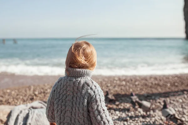 Niño Pequeño Suéter Azul Sienta Orilla Del Mar Mira Agua — Foto de Stock