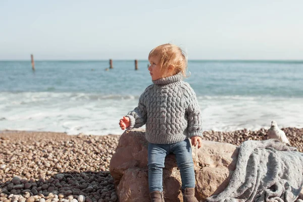 Felice Bella Ragazza Passeggiate Lungo Costa Del Mare Sullo Sfondo — Foto Stock