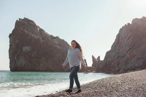 Mutlu Güzel Kız Deniz Kıyısı Boyunca Yürür Deniz Kayaların Arkasında — Stok fotoğraf