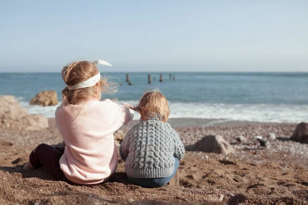 Две Девочки Играют Песком Берегу Моря Дети Свитерах Весна Улице — стоковое фото