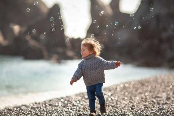 Glückliche Hübsche Mädchen Spaziert Entlang Der Küste Vor Dem Hintergrund — Stockfoto