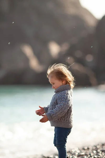 Glückliche Hübsche Mädchen Spaziert Entlang Der Küste Vor Dem Hintergrund — Stockfoto