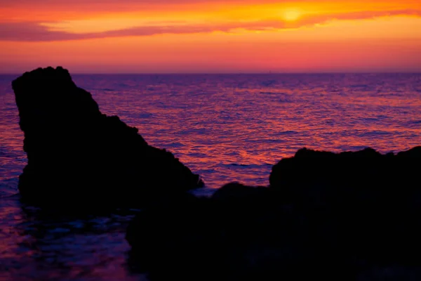 Bellissimo Tramonto Rosso Arancio Sul Mare Cielo Colorato Mare Paesaggio — Foto Stock