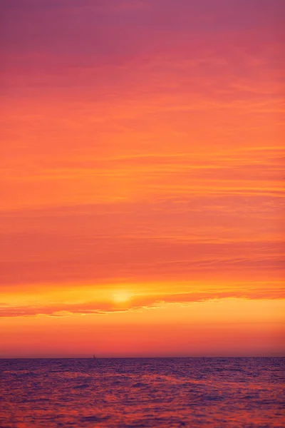 Bellissimo Tramonto Rosso Arancio Sul Mare Cielo Colorato Mare Paesaggio — Foto Stock