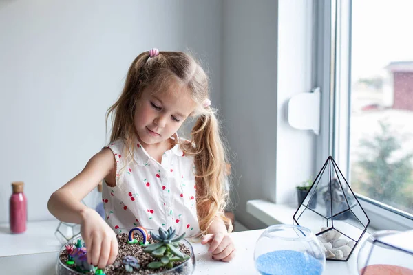 Mooi Meisje Plant Succulents Een Glas Florarium Bij Een Les — Stockfoto