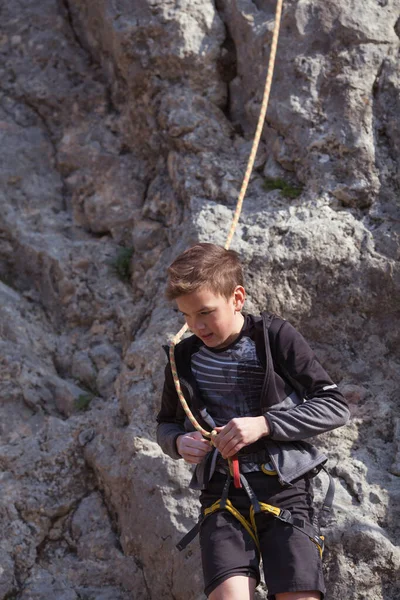 Ένας Έφηβος Ένα Βράχο Ασχολείται Την Αναρρίχηση Βράχων Παιδικά Αθλήματα — Φωτογραφία Αρχείου