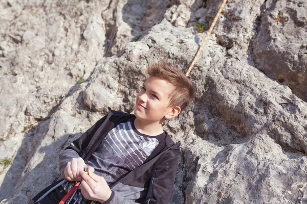 岩の上の10代はロッククライミング 自然の中での子供のスポーツ 子供のための屋外活動に従事しています — ストック写真