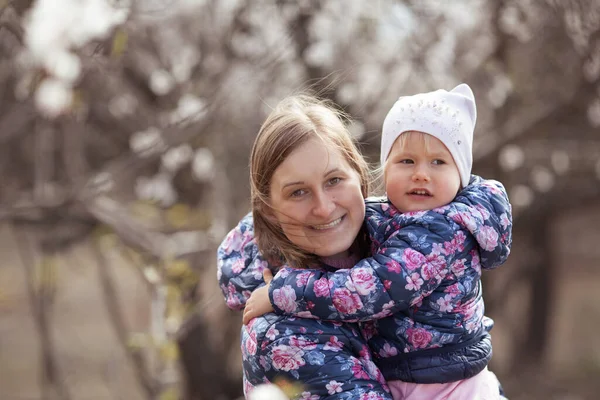 Porträt Einer Glücklichen Mutter Und Tochter Vor Einem Hintergrund Blühender — Stockfoto