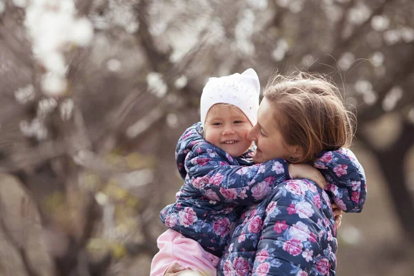 Porträt Einer Glücklichen Mutter Und Tochter Vor Einem Hintergrund Blühender — Stockfoto