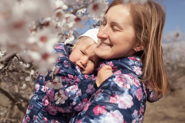 Porträt Einer Glücklichen Mutter Und Tochter Vor Einem Hintergrund Blühender — Stockfoto