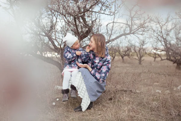 Portrét Šťastné Matky Dcery Pozadí Kvetoucích Mandlovníků Žena Dítě Procházka — Stock fotografie