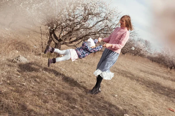 Portret Van Een Gelukkige Moeder Dochter Een Achtergrond Van Amandelbomen — Stockfoto