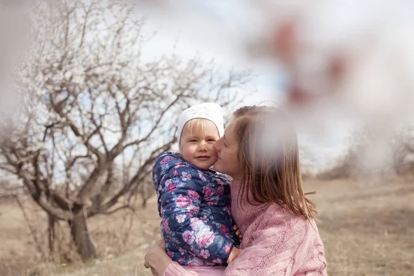Portret Van Een Gelukkige Moeder Dochter Een Achtergrond Van Amandelbomen — Stockfoto