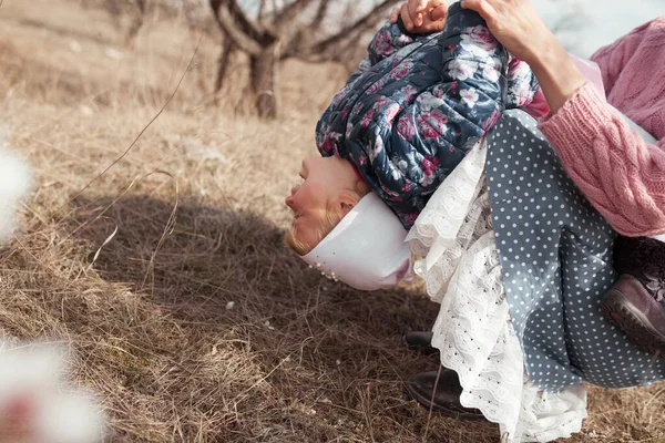 Mutlu Anne Kızın Portresi Çiçek Açmış Badem Ağaçlarının Arka Planında — Stok fotoğraf