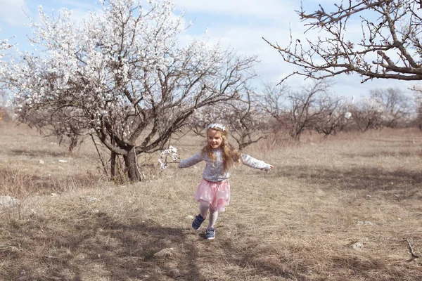 Feliz Hermosa Chica Corre Gira Jardín Almendras Con Flores Aire —  Fotos de Stock