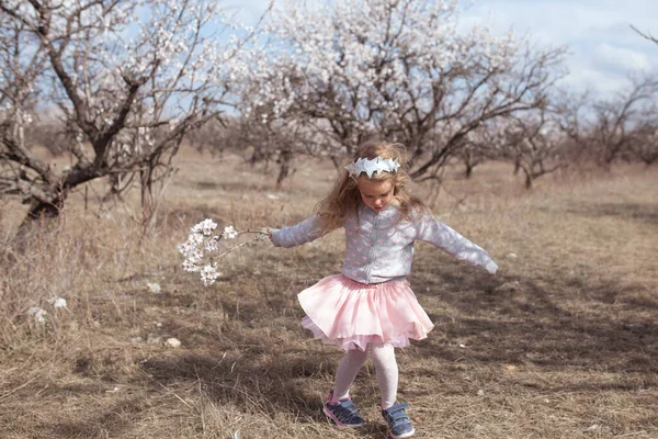 Szczęśliwa Piękna Dziewczyna Biegnie Obraca Się Kwitnącym Ogrodzie Migdałowym Zewnątrz — Zdjęcie stockowe