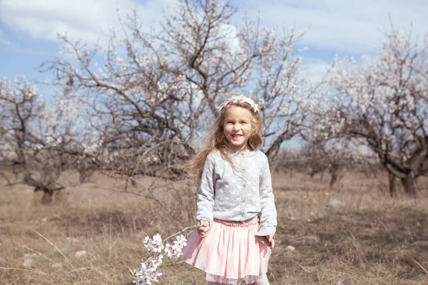Portret Van Een Mooi Gelukkig Meisje Een Achtergrond Van Amandelbomen — Stockfoto