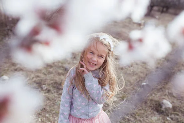 Retrato Una Chica Muy Feliz Fondo Almendros Flor Niño Ríe —  Fotos de Stock