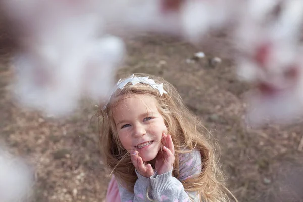 Porträt Eines Ziemlich Glücklichen Mädchens Auf Einem Hintergrund Blühender Mandelbäume — Stockfoto