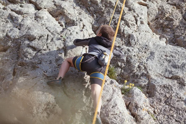 Ein Teenager Auf Einem Felsen Beschäftigt Sich Mit Klettern Kindersport — Stockfoto