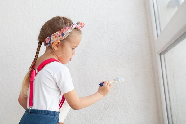 Klein Mooi Meisje Schildert Een Witte Muur Met Een Borstel — Stockfoto