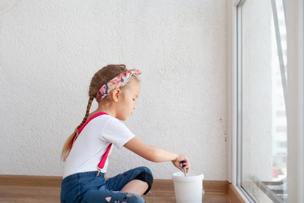 Little Pretty Fun Girl Maluje Białą Ścianę Pędzlem Dziecko Naprawy — Zdjęcie stockowe