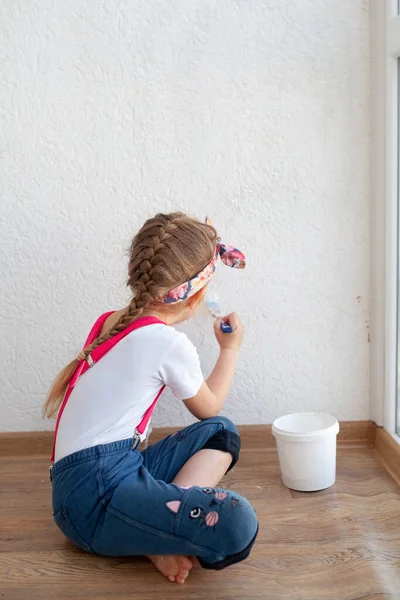 Little Pretty Girl Paints White Wall Brush Child Repairs Apartment — Stock Photo, Image