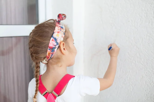 Klein Mooi Meisje Schildert Een Witte Muur Met Een Borstel — Stockfoto