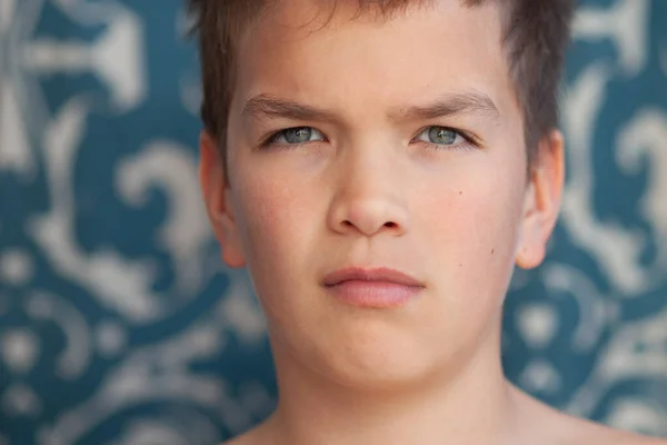 Yakışıklı Ciddi Bir Gencin Portresi — Stok fotoğraf