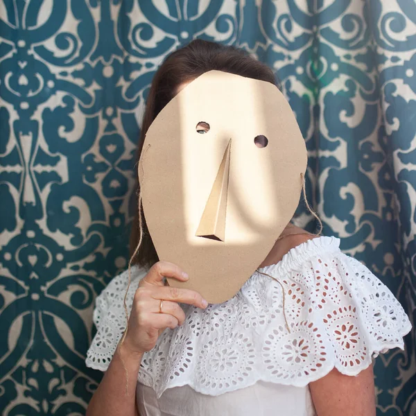 Portret Kobiety Samica Ukrywa Twarz Tekturową Maską Wewnątrz — Zdjęcie stockowe
