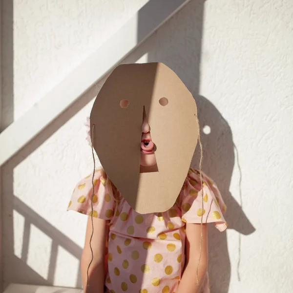 Portret Dziewczyny Dziecko Chowa Twarz Tekturową Maską Wewnątrz — Zdjęcie stockowe