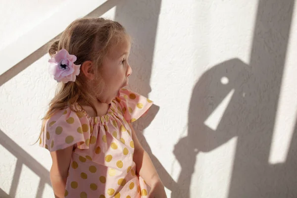 Mała Dziewczynka Bawi Się Cieniem Maski Białym Tle Ściany — Zdjęcie stockowe