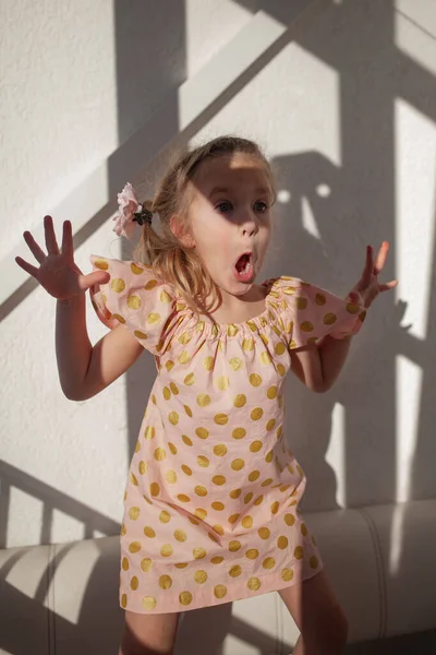 Little Girl Plays Mask Shadow White Wall Background — Stock Photo, Image