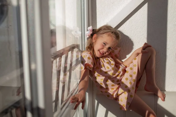 Portret Małej Szczęśliwej Dziewczynki Dziecko Siedzi Kanapie Przy Oknie Tle — Zdjęcie stockowe