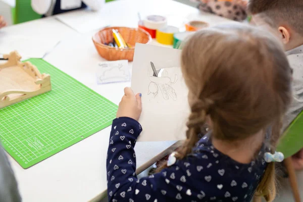 Küçük Bir Kız Makasla Kağıt Kesiyor Bir Çocuk Yaratıcılıkla Meşgul — Stok fotoğraf