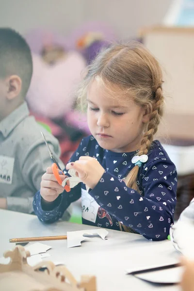 Küçük Bir Kız Makasla Kağıt Kesiyor Bir Çocuk Yaratıcılıkla Meşgul — Stok fotoğraf