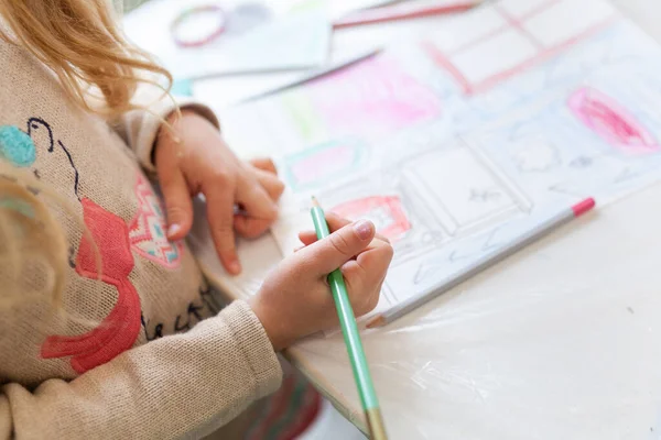 Çocuk Yaratıcılıkla Meşgul Bir Anaokulu Öğrencisi Sanatları Yapıyor Evde Anaokulunda — Stok fotoğraf