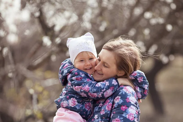 Retrato Mãe Filha Feliz Fundo Amendoeiras Flor Uma Mulher Uma — Fotografia de Stock