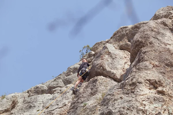 Ein Teenager Auf Einem Felsen Beschäftigt Sich Mit Klettern Kindersport — Stockfoto