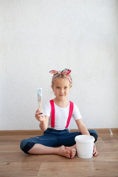 Kleine Hübsche Mädchen Malt Eine Weiße Wand Mit Einem Pinsel — Stockfoto