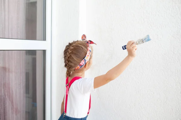 Little Pretty Girl Paints White Wall Brush Child Repairs Apartment — Stock Photo, Image