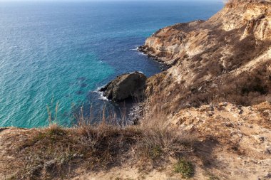 Deniz ve uçurumun güzel panoramik manzarası, Karadeniz 'de bir dağ, manzara, kıyı yolculuğu ve doğa.