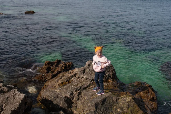 快乐的孩子走在海滨 一个女孩爬上石头 走在户外 — 图库照片