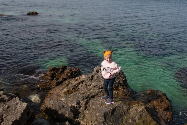 Niño Feliz Camina Costa Del Mar Una Chica Sube Piedras — Foto de Stock